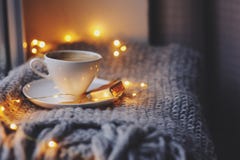 Mañana acogedora del invierno o del otoño en casa Café caliente con la cuchara metálica del oro, las luces calientes de la manta, fotografía de archivo libre de regalías Mañana acogedora del invierno o del otoño en casa Café caliente con la cuchara metálica del oro, las luces calientes de la manta, fotografía de archivo libre de regalías