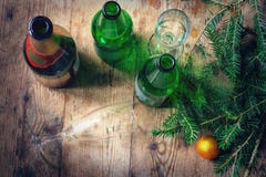 Mañana después de la celebración del Año Nuevo Varias botellas vacías de alcohol, ramas del abeto, vidrios en el sucio imagen de archivo Mañana después de la celebración del Año Nuevo Varias botellas vacías de alcohol, ramas del abeto, vidrios en el sucio imagen de archivo