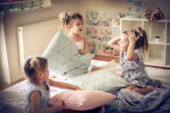 Mañana divertida Niños en cama fotografía de archivo Mañana divertida Niños en cama fotografía de archivo