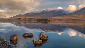 Mañana hermosa en el lago en el campo de Irlanda imagen de archivo libre de regalías Mañana hermosa en el lago en el campo de Irlanda imagen de archivo libre de regalías