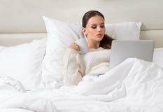 Mañana morena de la mujer europea joven atractiva hermosa en w imagen de archivo Mañana morena de la mujer europea joven atractiva hermosa en w imagen de archivo