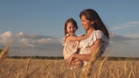 Mała córka całuje mamy na pszenicznym polu Szcz??liwe rodzin podr??e Dziecko w r?kach mama matka chodzi z dzieckiem zbiory Mała córka całuje mamy na pszenicznym polu Szcz??liwe rodzin podr??e Dziecko w r?kach mama matka chodzi z dzieckiem zbiory