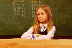 mała dziewczynka mała dziewczyna z poważną twarzą w szkole mała dziewczyna przy szkolną lekcją mała dziewczyna przygotowywa studi obraz stock mała dziewczynka mała dziewczyna z poważną twarzą w szkole mała dziewczyna przy szkolną lekcją mała dziewczyna przygotowywa studi obraz stock