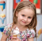 Mała Dziewczynka z Lody obrazy royalty free Mała Dziewczynka z Lody obrazy royalty free