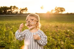 Mała dziewczynka z maskowy bawić się obraz stock Mała dziewczynka z maskowy bawić się obraz stock