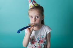 Mała dziewczynka z partyjnym kapeluszem na nowym tle Urodzinowy dziewczyny blo zdjęcia royalty free Mała dziewczynka z partyjnym kapeluszem na nowym tle Urodzinowy dziewczyny blo zdjęcia royalty free