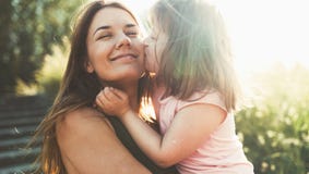 Mała dziewczynka z specjalnymi potrzebami cieszy się wydający czas z matką zdjęcie stock Mała dziewczynka z specjalnymi potrzebami cieszy się wydający czas z matką zdjęcie stock