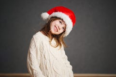Mała piękna dziewczyna z czerwonym Santa kapeluszem zdjęcie royalty free Mała piękna dziewczyna z czerwonym Santa kapeluszem zdjęcie royalty free