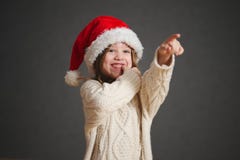 Mała piękna dziewczyna z czerwonym Santa kapeluszem obraz royalty free Mała piękna dziewczyna z czerwonym Santa kapeluszem obraz royalty free