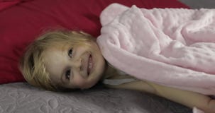 Mała rozochocona dziewczyna chuje pod koc na łóżku w domu Dosyć, mała dziewczynka zdjęcie wideo Mała rozochocona dziewczyna chuje pod koc na łóżku w domu Dosyć, mała dziewczynka zdjęcie wideo