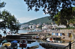 Małe łódki unosi się w doku w Opatija w Chorwacja obrazy royalty free Małe łódki unosi się w doku w Opatija w Chorwacja obrazy royalty free