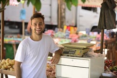 Małego biznesu właściciel sprzedaje organicznie owoc. obraz stock Małego biznesu właściciel sprzedaje organicznie owoc. obraz stock