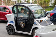 Mały elektryczny mądrze samochodowy klejnot robić Polaris jest widzieć używać Princeton funkcjonariuszem policji jako parking egz zdjęcia royalty free Mały elektryczny mądrze samochodowy klejnot robić Polaris jest widzieć używać Princeton funkcjonariuszem policji jako parking egz zdjęcia royalty free