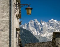 Mały miasto lampion w Soglio Val Bregaglia, Graubunden, Szwajcaria obraz royalty free Mały miasto lampion w Soglio Val Bregaglia, Graubunden, Szwajcaria obraz royalty free