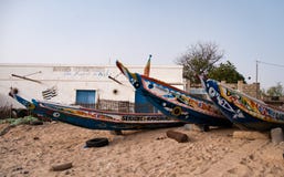 Mbour, Senegal: Bunte Fischerboote angeschwemmt im Sand stockbilder Mbour, Senegal: Bunte Fischerboote angeschwemmt im Sand stockbilder