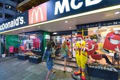 McDonalds i i stadens centrum Bangkok royaltyfri fotografi McDonalds i i stadens centrum Bangkok royaltyfri fotografi