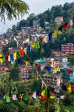 Mcleod Ganj y banderas del rezo, la India imágenes de archivo libres de regalías Mcleod Ganj y banderas del rezo, la India imágenes de archivo libres de regalías