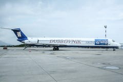 MD82 från Dubrovnik flygbolag på förklädet av den Dubrovnik flygplatsen företaget var ett charterflygbolag från Kroatien royaltyfri bild MD82 från Dubrovnik flygbolag på förklädet av den Dubrovnik flygplatsen företaget var ett charterflygbolag från Kroatien royaltyfri bild