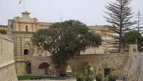 Mdina - MALTA, em abril de 2018: Andando ao longo das ruas medievais de Mdina velho, quadrado do ` s de St Paul na cidade de Mdin filme Mdina - MALTA, em abril de 2018: Andando ao longo das ruas medievais de Mdina velho, quadrado do ` s de St Paul na cidade de Mdin filme