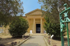 Mdina Rabat, Malta - 4 de agosto de 2016: Fachada del museo de Domvs Romana Opinión del día de la entrada al ingenio aristocrátic fotos de archivo libres de regalías Mdina Rabat, Malta - 4 de agosto de 2016: Fachada del museo de Domvs Romana Opinión del día de la entrada al ingenio aristocrátic fotos de archivo libres de regalías