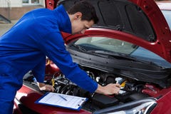 Mechanic in uniform repairing car royalty free stock photos Mechanic in uniform repairing car royalty free stock photos