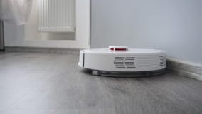 Mechaniczny próżniowy czysty czyści laminat podłogi w nowym luksusowym mieszkaniu zbiory wideo Mechaniczny próżniowy czysty czyści laminat podłogi w nowym luksusowym mieszkaniu zbiory wideo