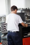 Mechaniker-Using Wheel Alignment-Maschine stockbilder Mechaniker-Using Wheel Alignment-Maschine stockbilder