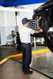 Mechaniker-Using Wheel Alignment-Maschine auf Auto stockbilder Mechaniker-Using Wheel Alignment-Maschine auf Auto stockbilder