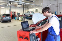 Mechanische reparatiesmotor van een auto met behulp van een dia royalty-vrije stock foto's Mechanische reparatiesmotor van een auto met behulp van een dia royalty-vrije stock foto's