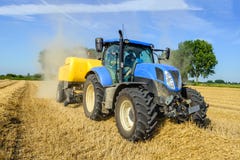 Mechanisiert, das Stroh und Quadrat auswählend, die vom Abschluss emballieren stockbilder Mechanisiert, das Stroh und Quadrat auswählend, die vom Abschluss emballieren stockbilder