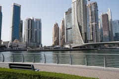 Meczet przegapiający wysokimi budynkami w Dubaj zdjęcie stock Meczet przegapiający wysokimi budynkami w Dubaj zdjęcie stock