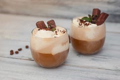 Med is mockaFrappe kaffe med Whip Cream, sommar som dricker tider bönor frukosterar ideal isolerad makro för kaffe över white Lan fotografering för bildbyråer Med is mockaFrappe kaffe med Whip Cream, sommar som dricker tider bönor frukosterar ideal isolerad makro för kaffe över white Lan fotografering för bildbyråer