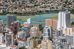 Medelhavs- semesterort Calpe, Spanien med lagunLas Salinas och hotellbyggnader Arkivbilder Medelhavs- semesterort Calpe, Spanien med lagunLas Salinas och hotellbyggnader Arkivbilder