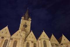 Medeltida kyrka per natt royaltyfri foto Medeltida kyrka per natt royaltyfri foto