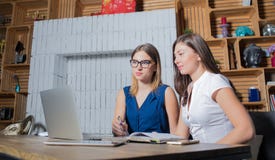 Medewerkers die vergadering hebben, die aan laptop computer samenwerken, die informatie over webpagina lezen royalty-vrije stock foto Medewerkers die vergadering hebben, die aan laptop computer samenwerken, die informatie over webpagina lezen royalty-vrije stock foto