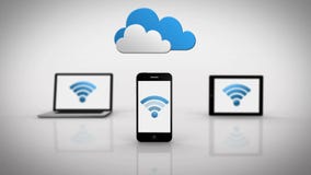 Media apparaten die wifisymbool tonen onder wolken Media apparaten die wifisymbool tonen onder wolken