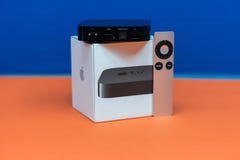 Media di TV di Apple che scorrono il microconsole del giocatore dai calcolatori Apple fotografia stock libera da diritti Media di TV di Apple che scorrono il microconsole del giocatore dai calcolatori Apple fotografia stock libera da diritti
