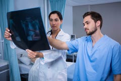 Medici che esaminano raggi X fotografia stock libera da diritti Medici che esaminano raggi X fotografia stock libera da diritti