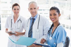 Medici che lavorano insieme sull'archivio dei pazienti fotografia stock libera da diritti Medici che lavorano insieme sull'archivio dei pazienti fotografia stock libera da diritti