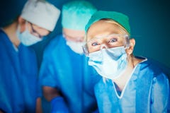 Medici che lavorano nella stanza della chirurgia fotografia stock Medici che lavorano nella stanza della chirurgia fotografia stock