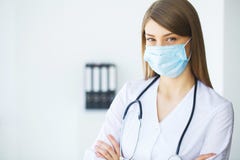 Medicin Ung kvinnlig doktor i modern klinik royaltyfri bild Medicin Ung kvinnlig doktor i modern klinik royaltyfri bild