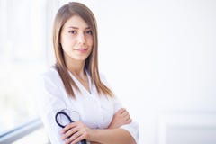 Medicin Ung kvinnlig doktor i modern klinik arkivbilder Medicin Ung kvinnlig doktor i modern klinik arkivbilder