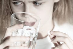 Medicina, cuidados m?dicos e conceito dos povos - pr?ximo acima da mulher que recolhe o comprimido foto de stock Medicina, cuidados m?dicos e conceito dos povos - pr?ximo acima da mulher que recolhe o comprimido foto de stock