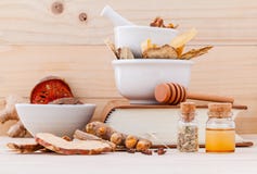 Medicina di erbe medicinale e cinese alternativa per sano fotografie stock libere da diritti Medicina di erbe medicinale e cinese alternativa per sano fotografie stock libere da diritti