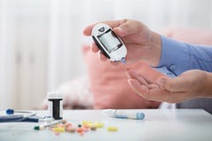 Medicina, diabete, glycemia, sanità e concetto della gente immagine stock Medicina, diabete, glycemia, sanità e concetto della gente immagine stock