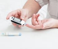 Medicina, diabete, glycemia, sanità e concetto della gente fotografie stock libere da diritti Medicina, diabete, glycemia, sanità e concetto della gente fotografie stock libere da diritti