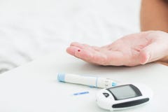 Medicina, diabete, glycemia, sanità e concetto della gente - c immagini stock libere da diritti Medicina, diabete, glycemia, sanità e concetto della gente - c immagini stock libere da diritti