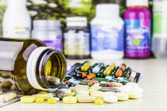 Medicina ou cápsulas Prescrição da droga para a medicamentação do tratamento Medicamento farmacêutico, cura no recipiente para a Medicina ou cápsulas Prescrição da droga para a medicamentação do tratamento Medicamento farmacêutico, cura no recipiente para a