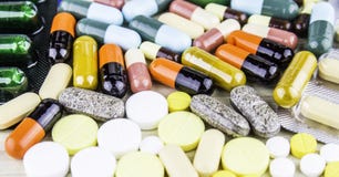 Medicina ou cápsulas Prescrição da droga para a medicamentação do tratamento Medicamento farmacêutico, cura no recipiente para a foto de stock Medicina ou cápsulas Prescrição da droga para a medicamentação do tratamento Medicamento farmacêutico, cura no recipiente para a foto de stock