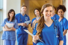 Medicinare som ler på kameran arkivbild Medicinare som ler på kameran arkivbild
